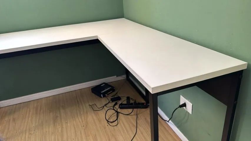 Mesa reforçada em L branca de madeira - Foto 2