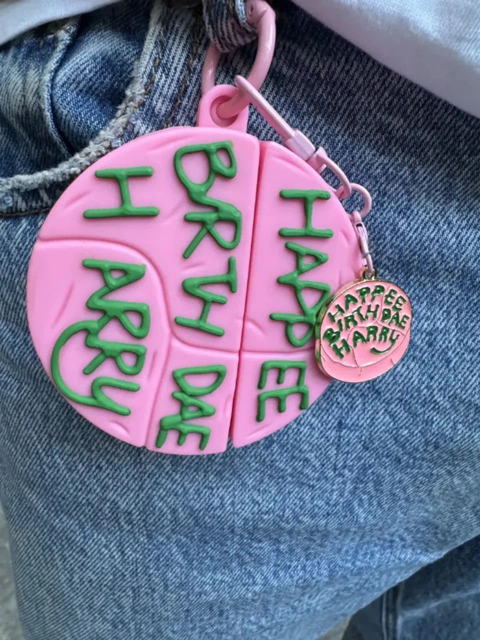 Chaveiro Bolo Rosa do Harry Potter - Capa para AirPod Pro e Pro 2  - Foto 5