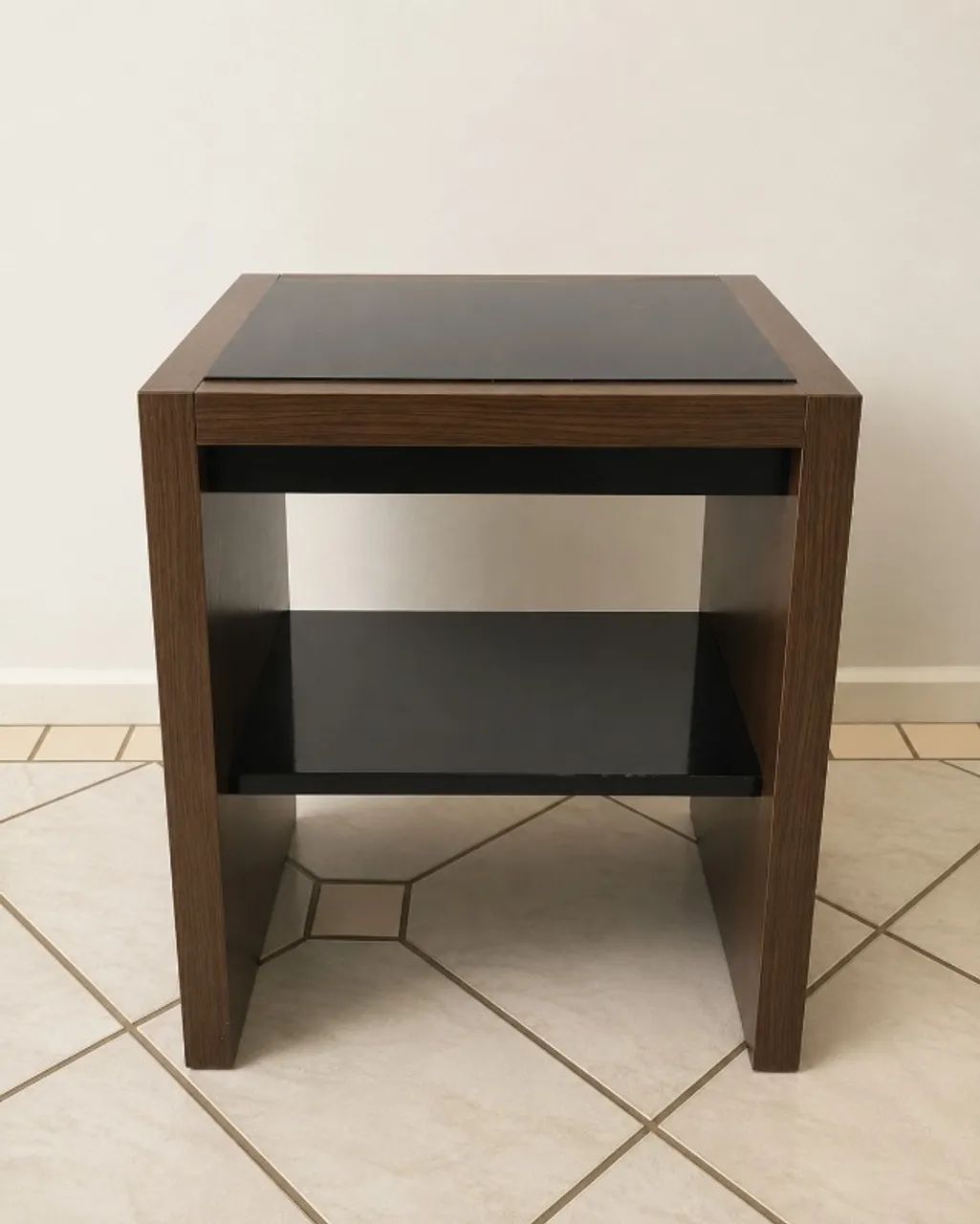 Mesa de cabeceira / mesa de canto em madeira maciça
