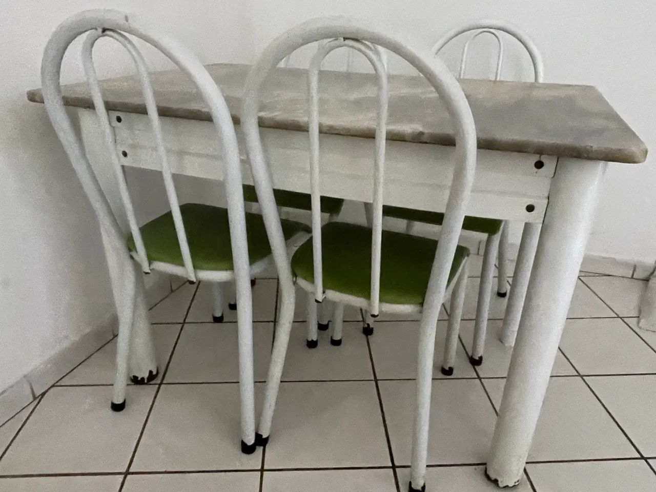 Mesa com a pedra de mármore e 4 cadeiras 