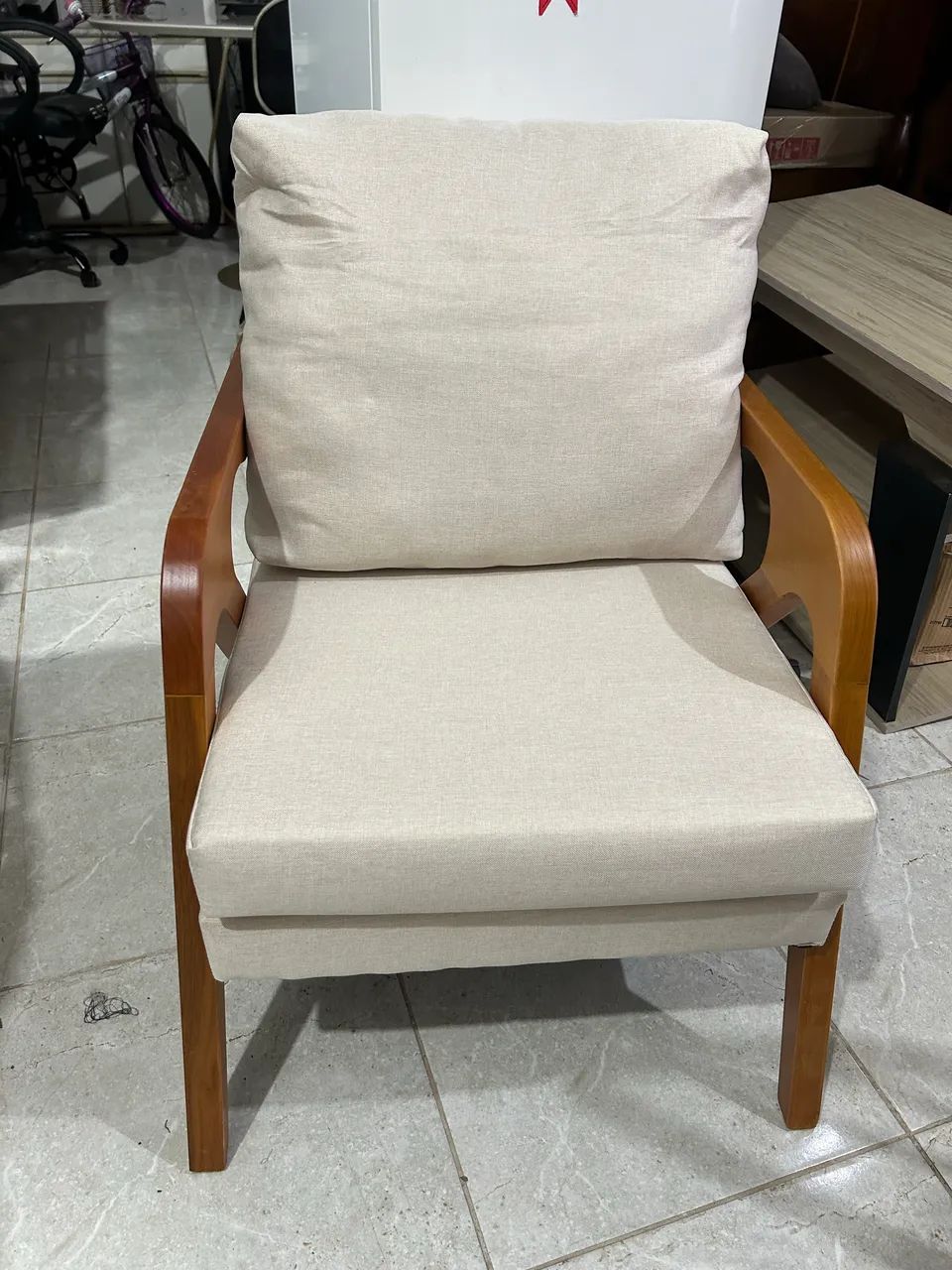 Poltrona decorativa linho bege