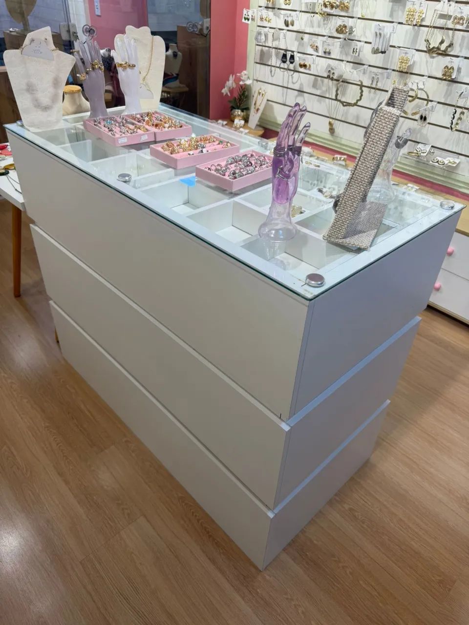 Balcão Expositor em Marcenaria Branca com Vidro - Ideal para Loja