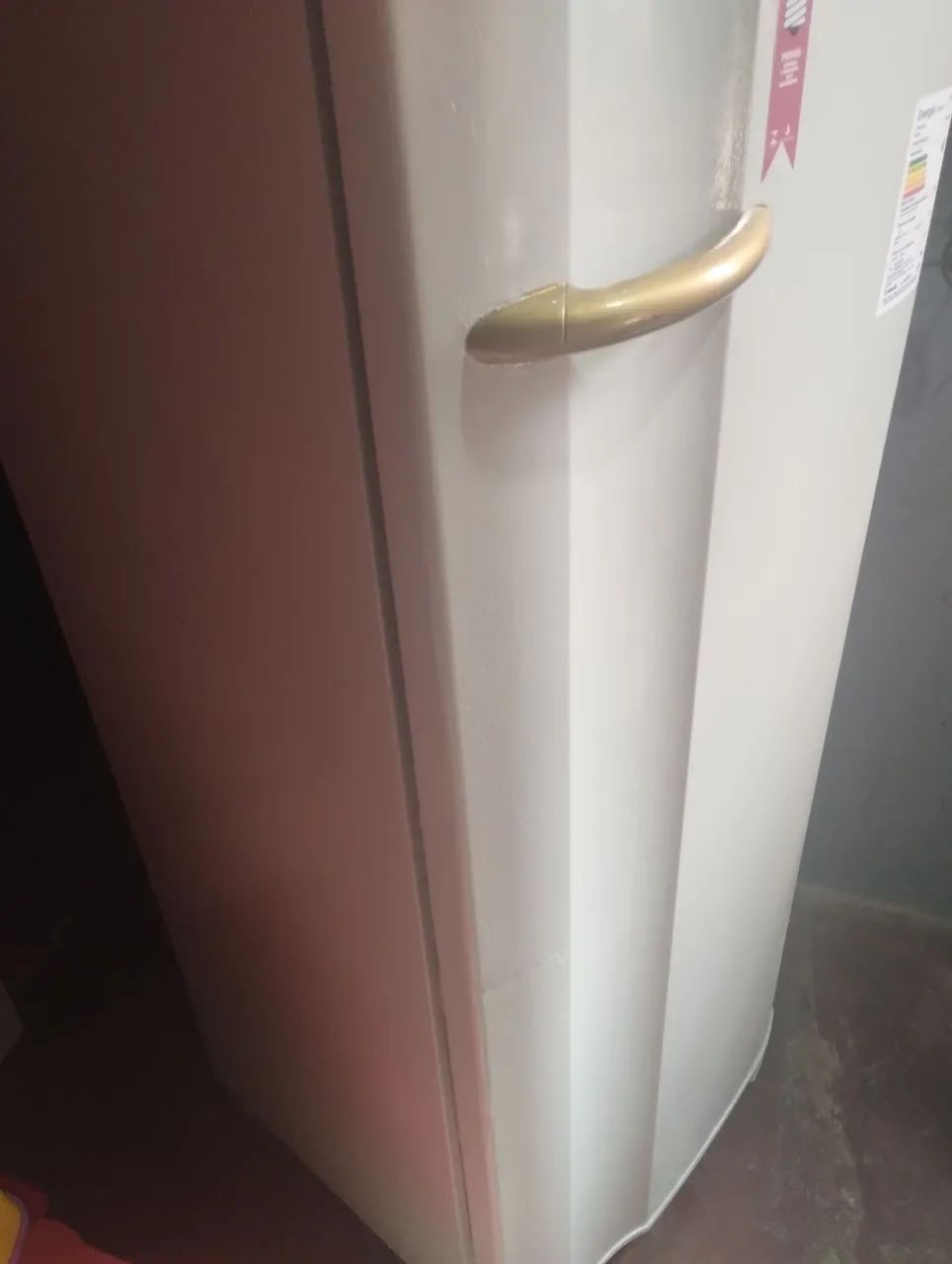 Vendo essa geladeira gelando perfeitamente energia 110  - Foto 4