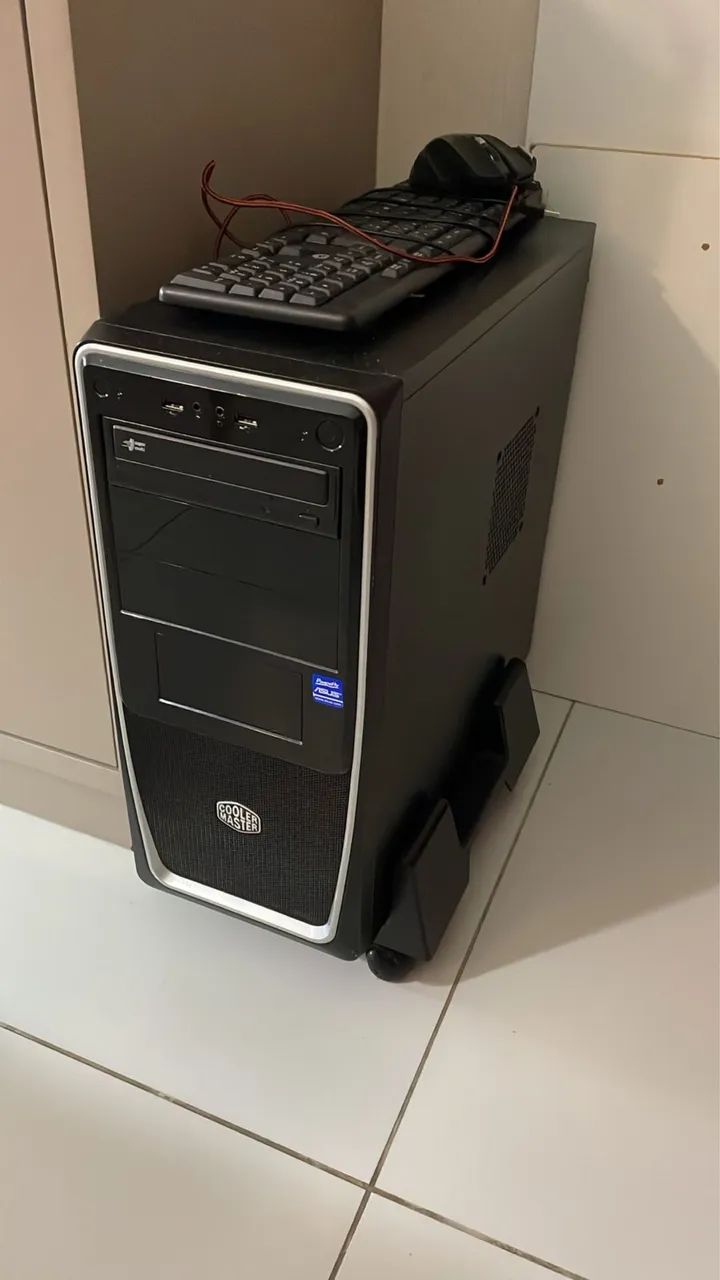 Gabinete + mouse e teclado + suporte de rodinha