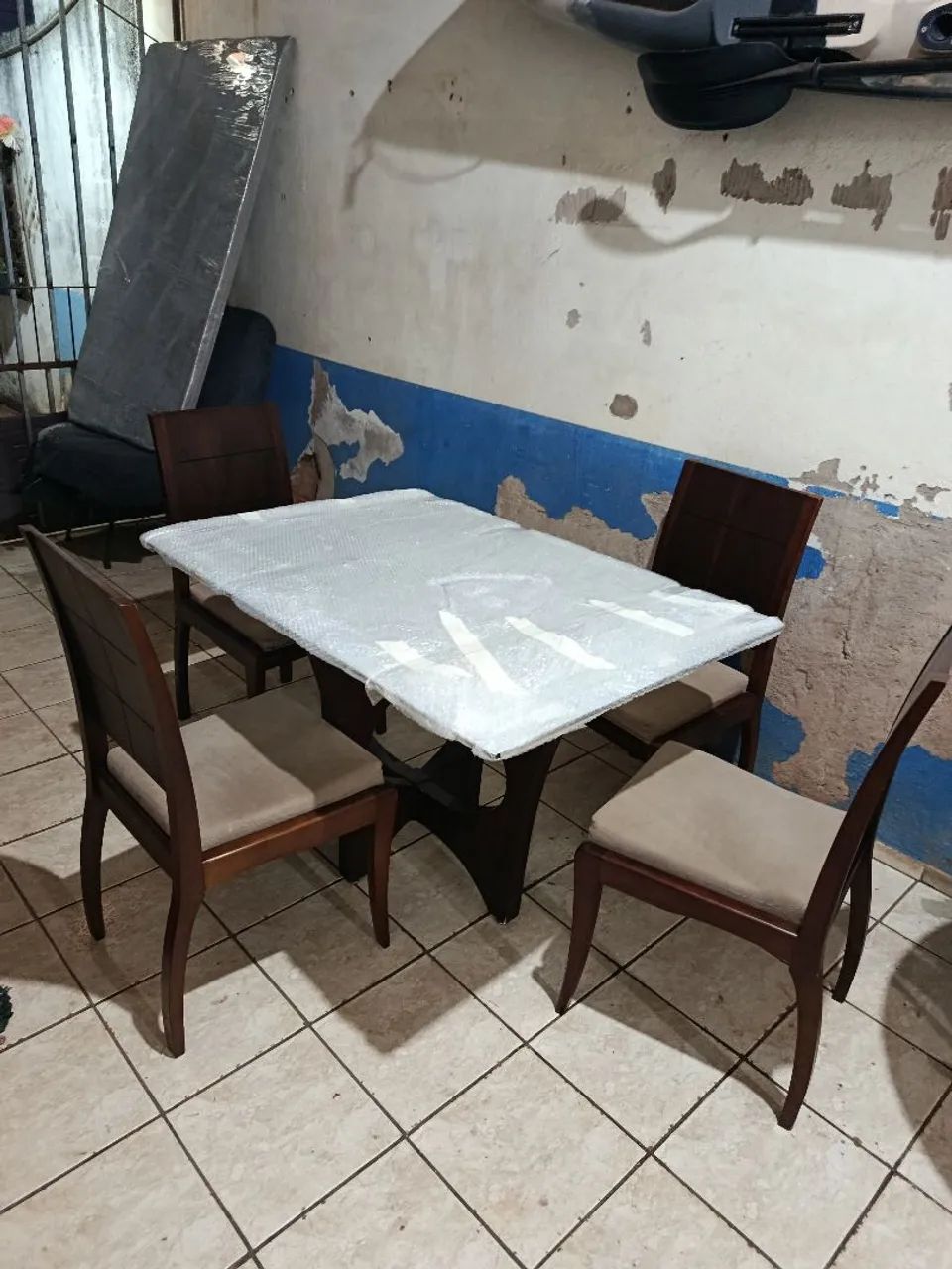 Mesa madeira maciça+ 4 cadeiras 