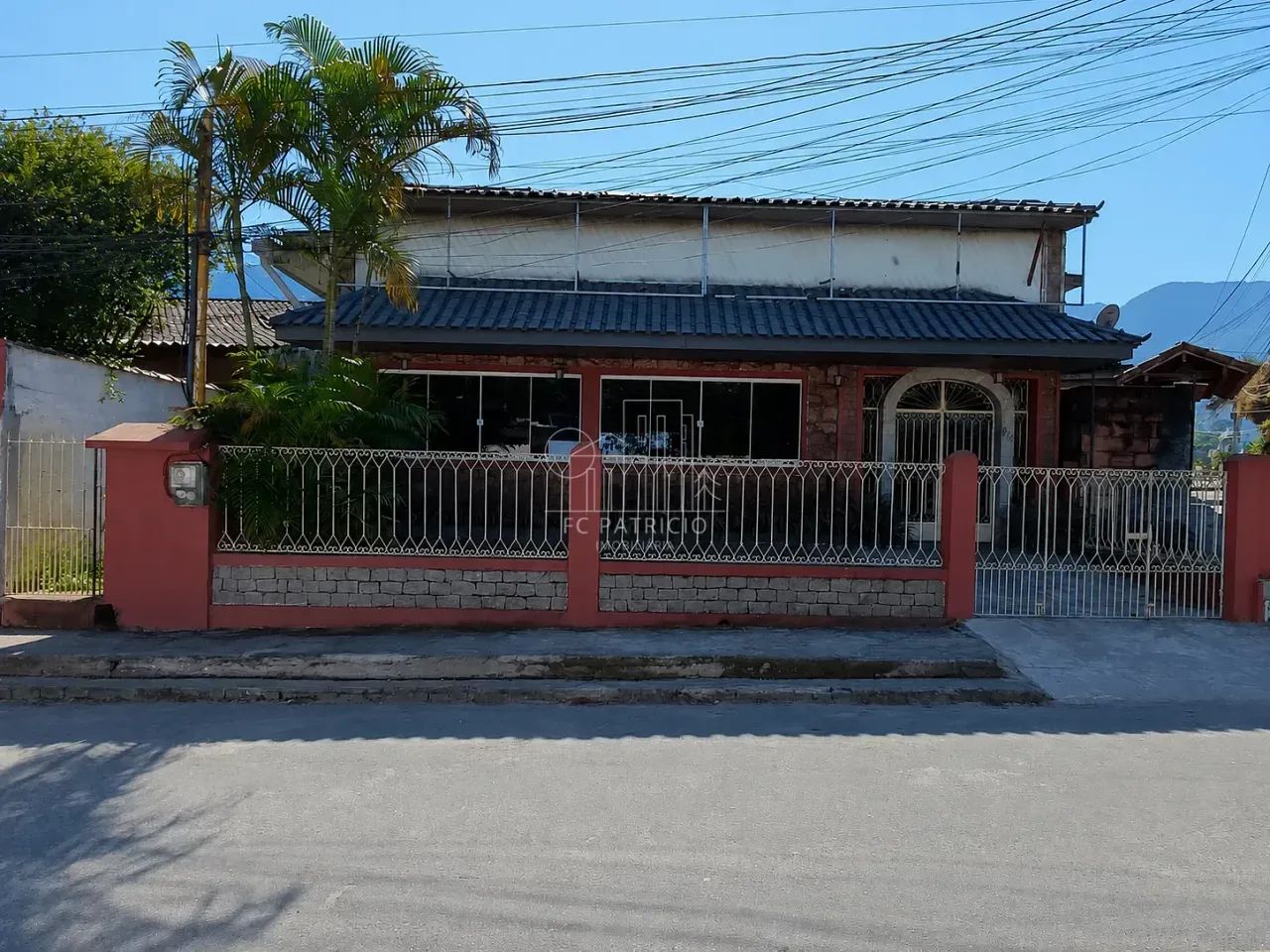 OPORTUNIDADE ÚNICA  EXCELENTE ESPAÇO COMERCIAL PRÓXIMO AO CENTRO DE GUAPIMIRIM!