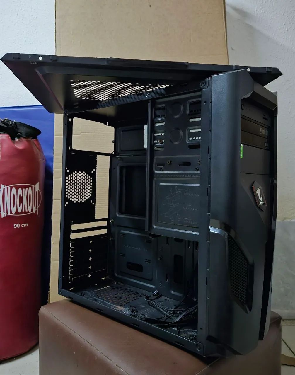 Gabinete Mid Tower AORUS - Foto 4