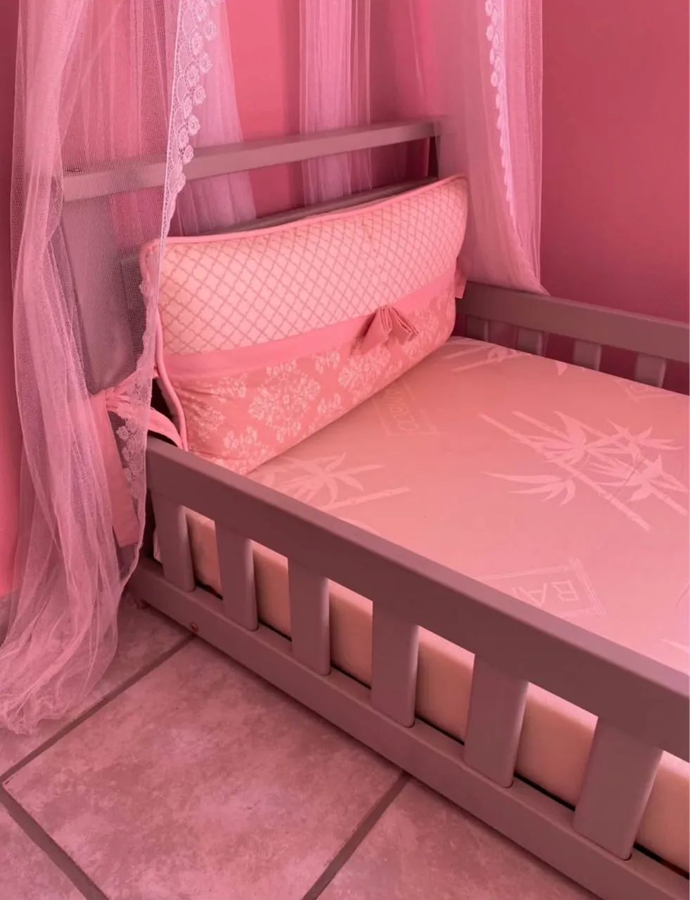 Cama montessoriana de madeira (não é mdf) + colchão novo 