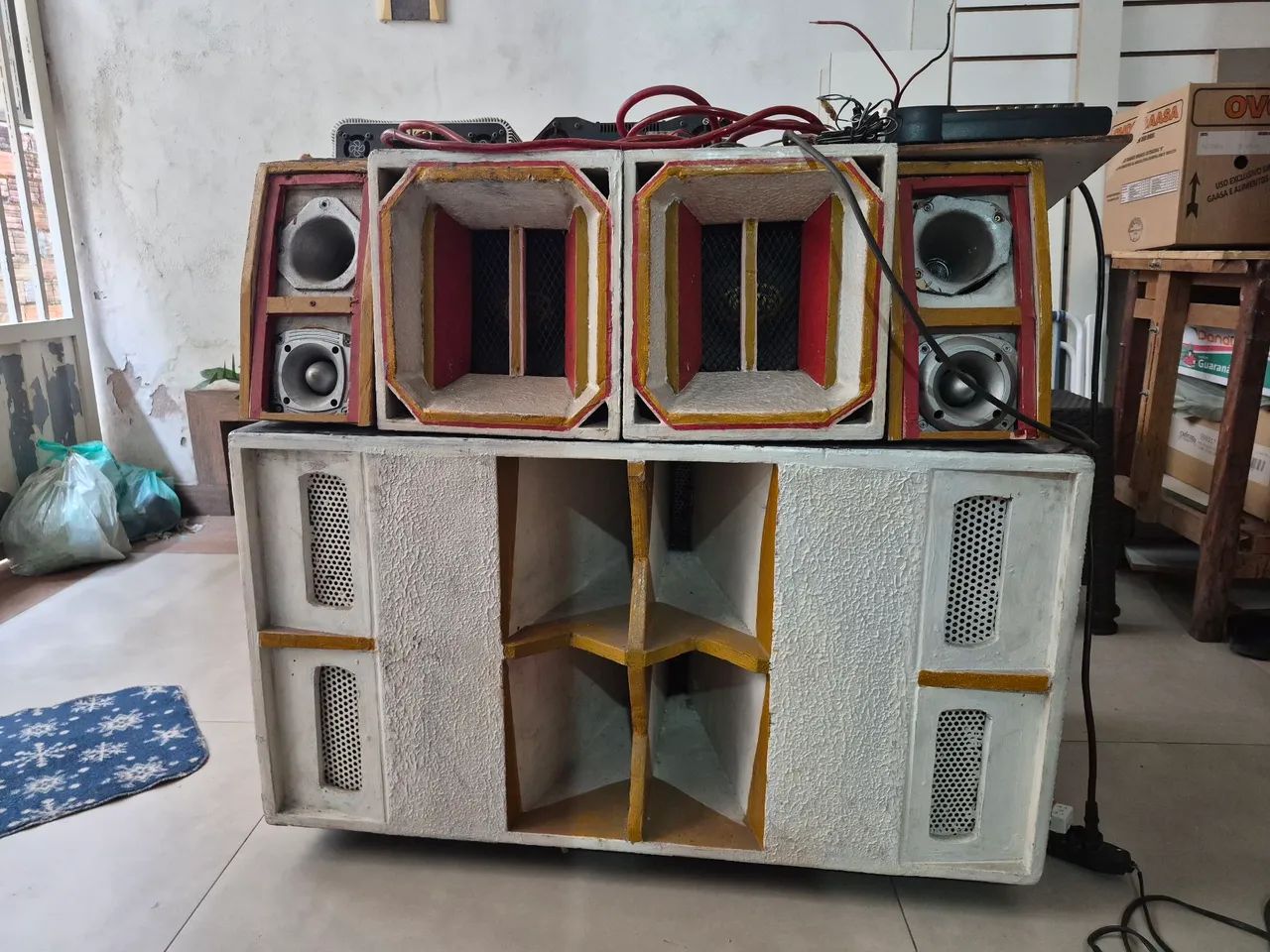 Equipamentos de som e caixa 