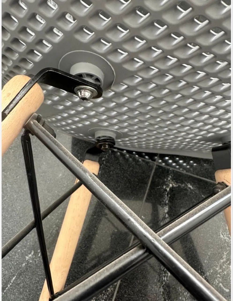 CADEIRA EAMES EM POLIPROPILENO CINZA - Foto 4