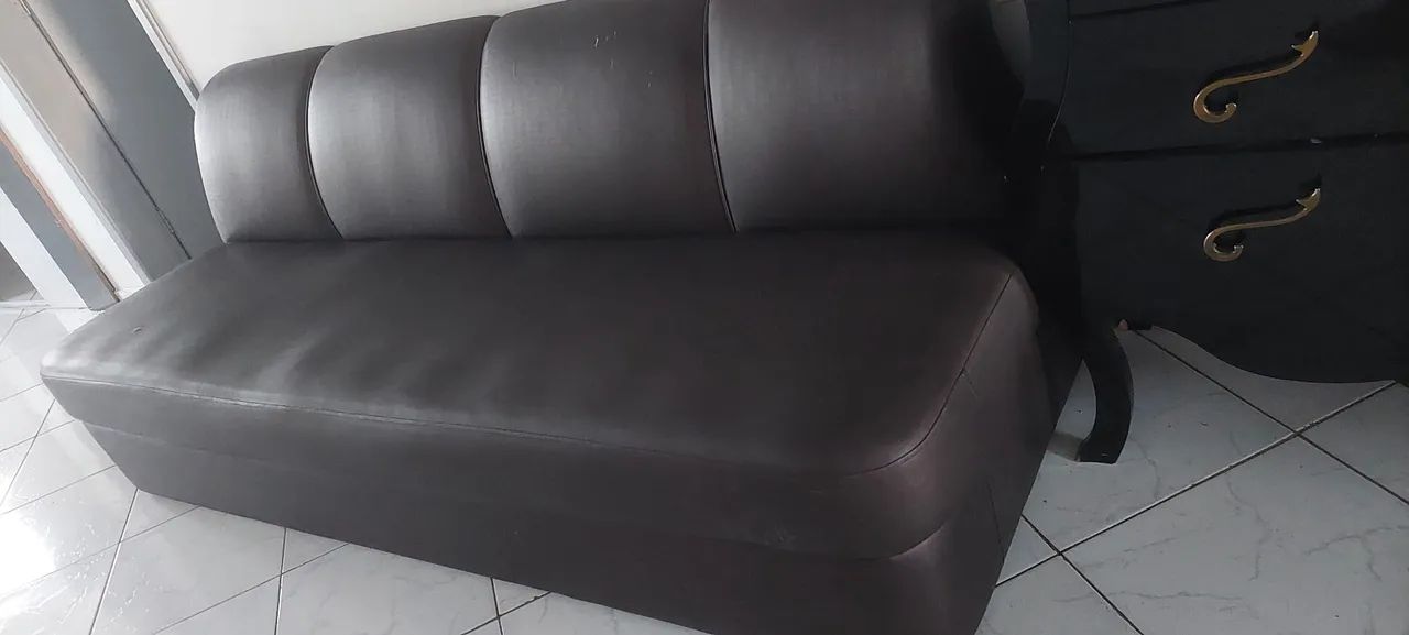 Sofá marrom couro sintético. 
