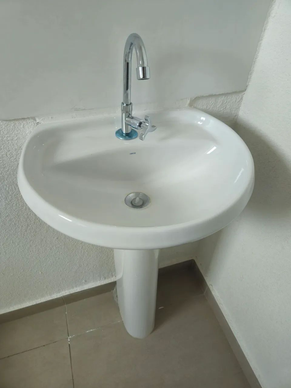 Pia Deca com torneira