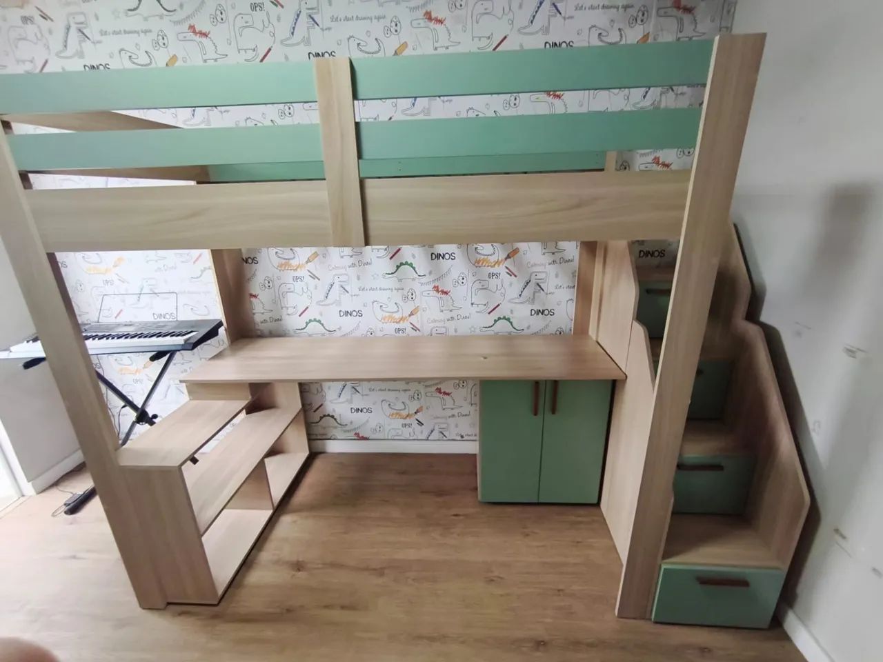 Cama infantil com escrivaninha