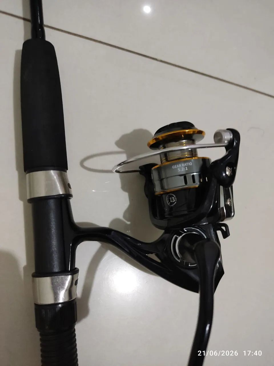 Vara de pesca com molinete novo  - Foto 3