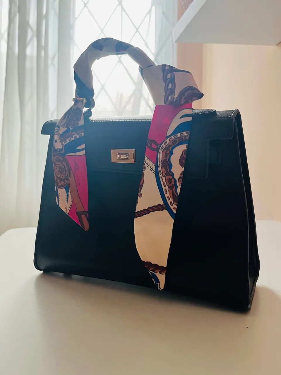 Bolsa preta de mão 