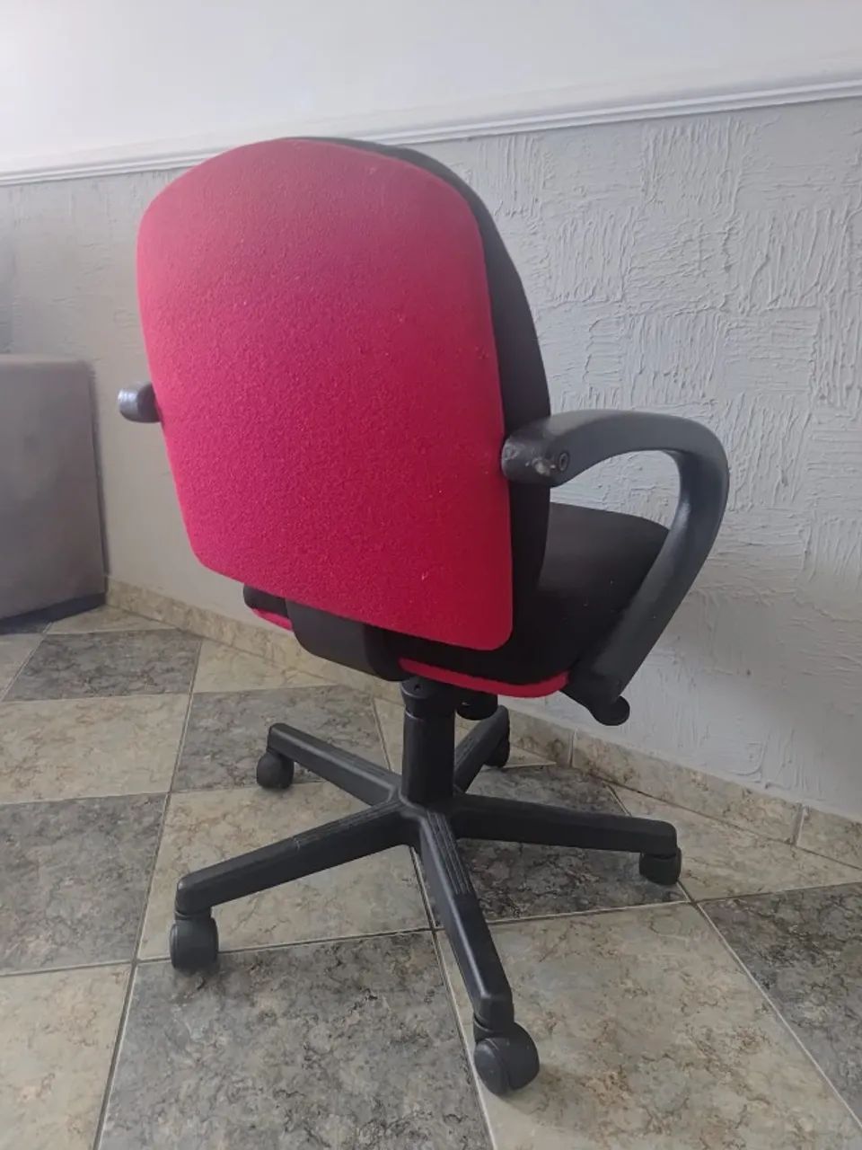 Cadeira de Escritório Preta / Vermelha Giratória - Ótima Oportunidade! - Foto 6
