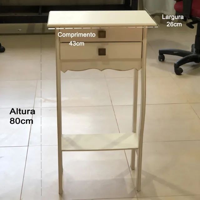Mesa alta com 2 gavetas e puxador cor ouro velho