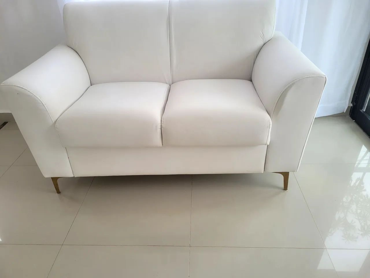 Sofa e poltrona corino brancas
