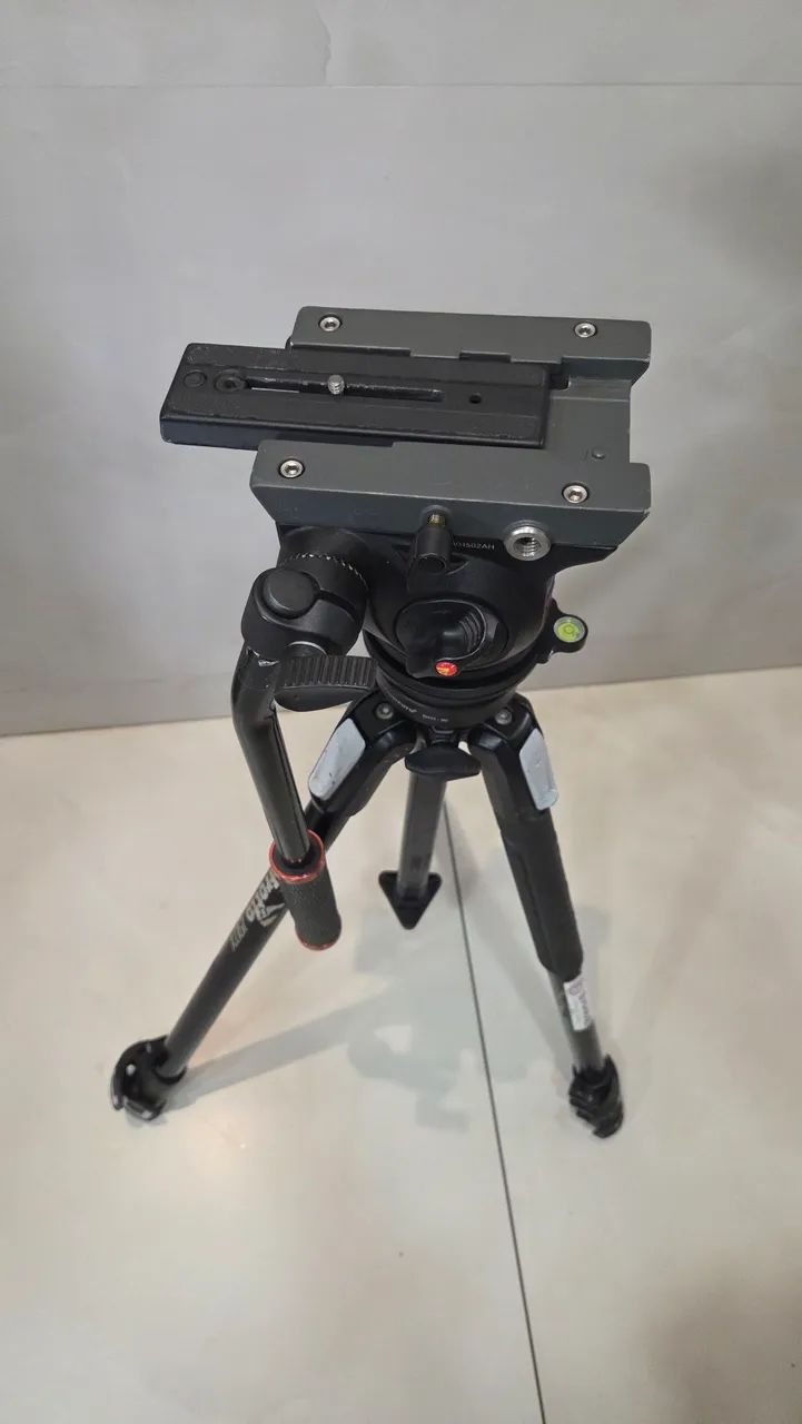 Tripé Manfrotto 190X com Cabeça 502AH e Niveladora Sunwayfoto DYH
