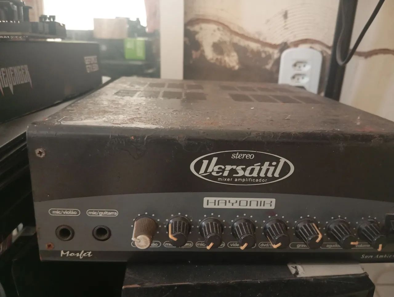 Amplificador e caixas de som
