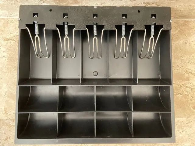 Porta cédulas e moedas com prendedor metálico - Menno