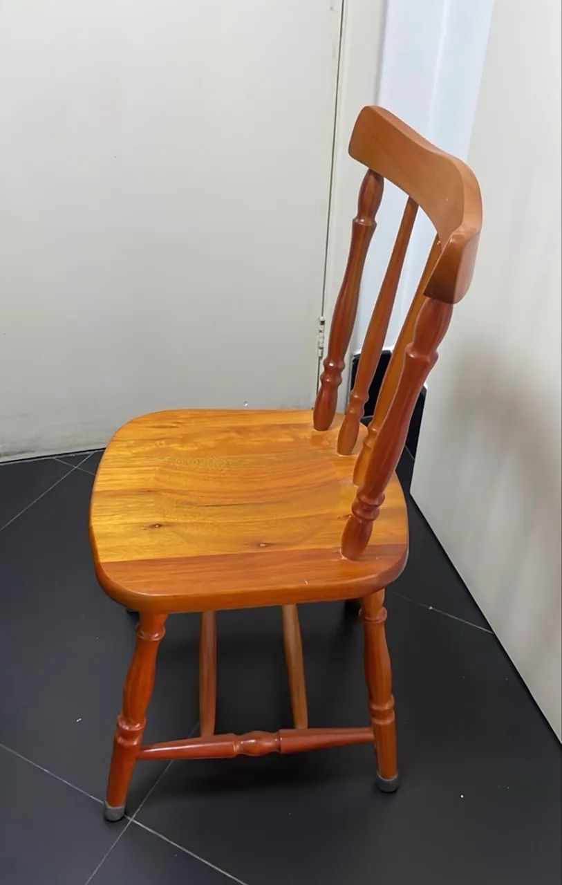 Vendo 2 cadeiras de madeira maciça!