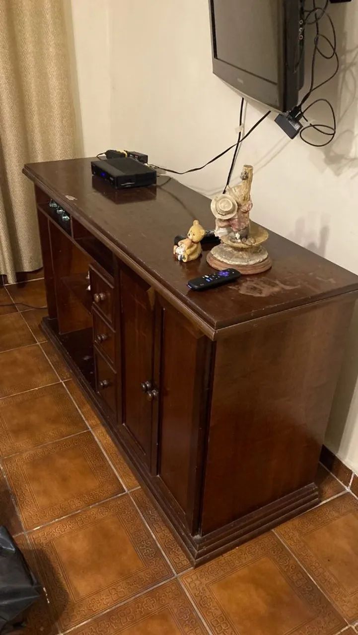 Móvel de madeira maciça.  Pode ser usado como rack.