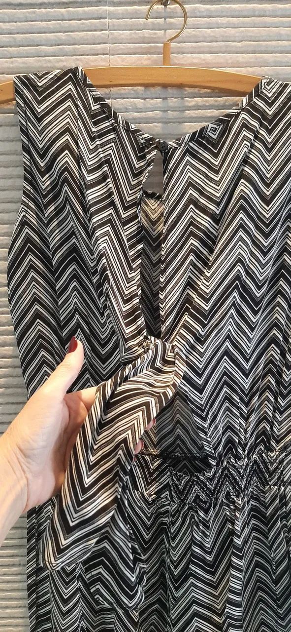 Macacão pantacour estampa geométrica preto e branco - Foto 4