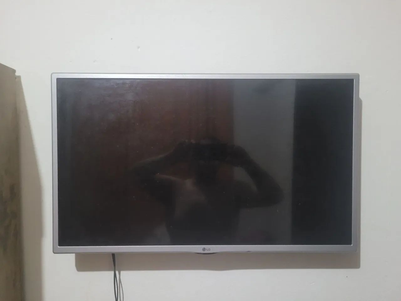 LG 32 Smatr TV. Porém so pega com cabo de rede. 