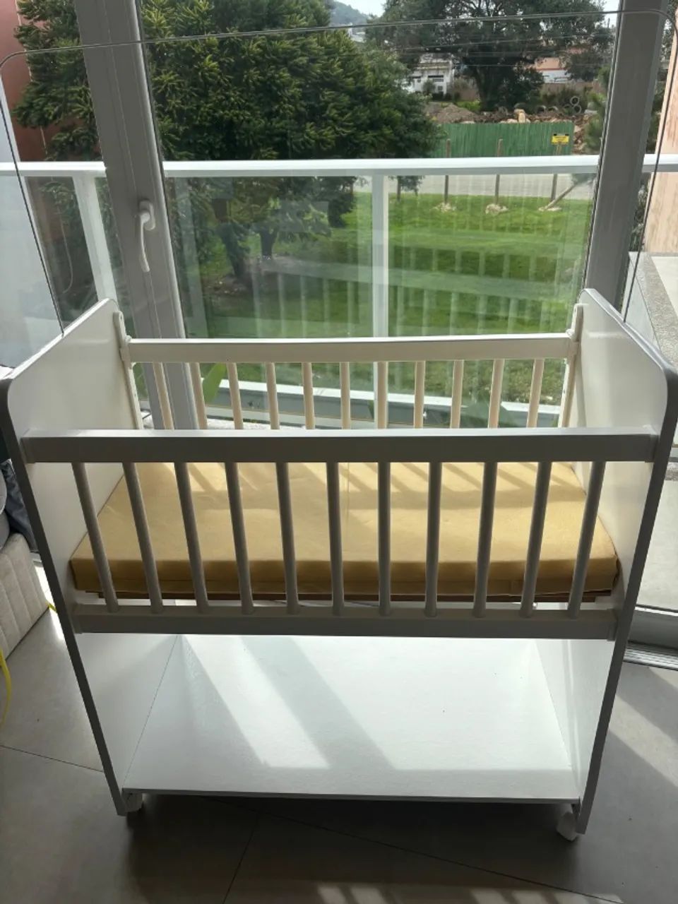 Berço de bebê, usado por 2 meses.