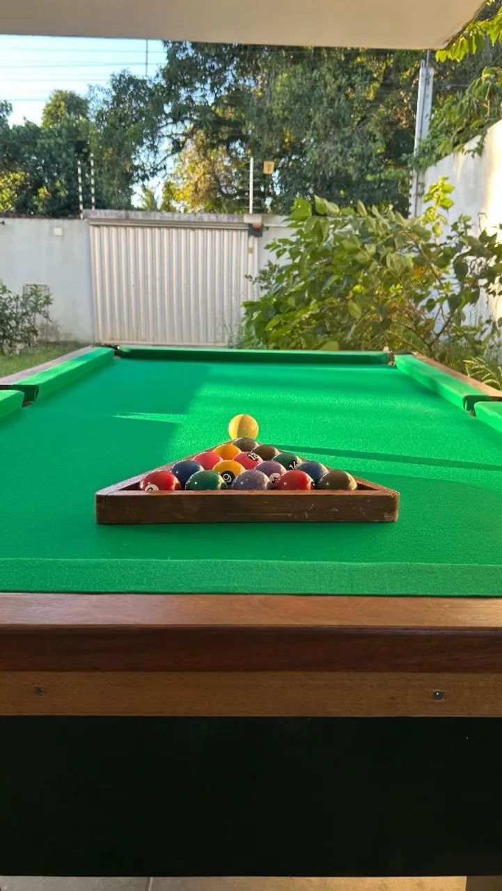 Mesa de sinuca completa.
