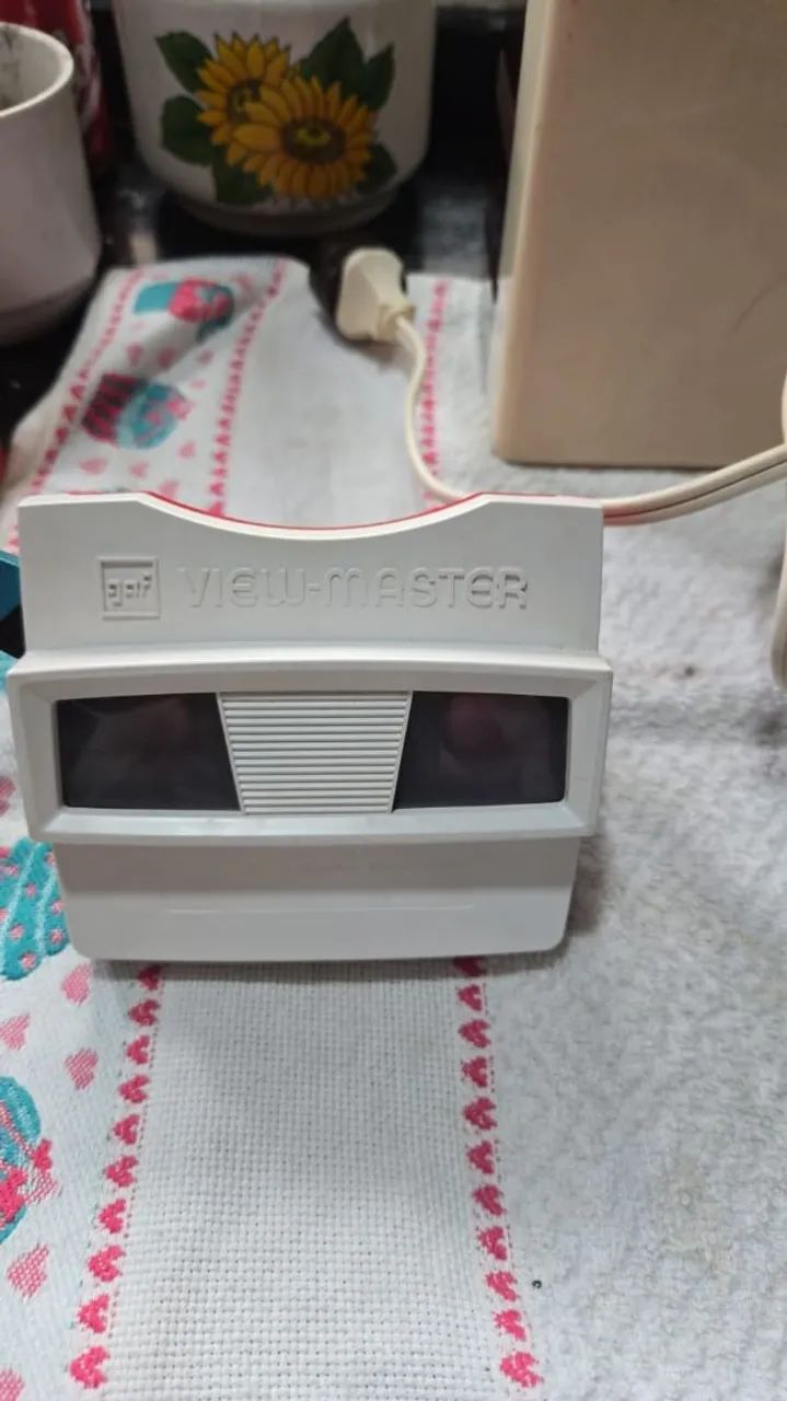 Relíquia View-Master: Projetor Vintage, Caixa com 50+ Discos e Lata Snoopy - Foto 3