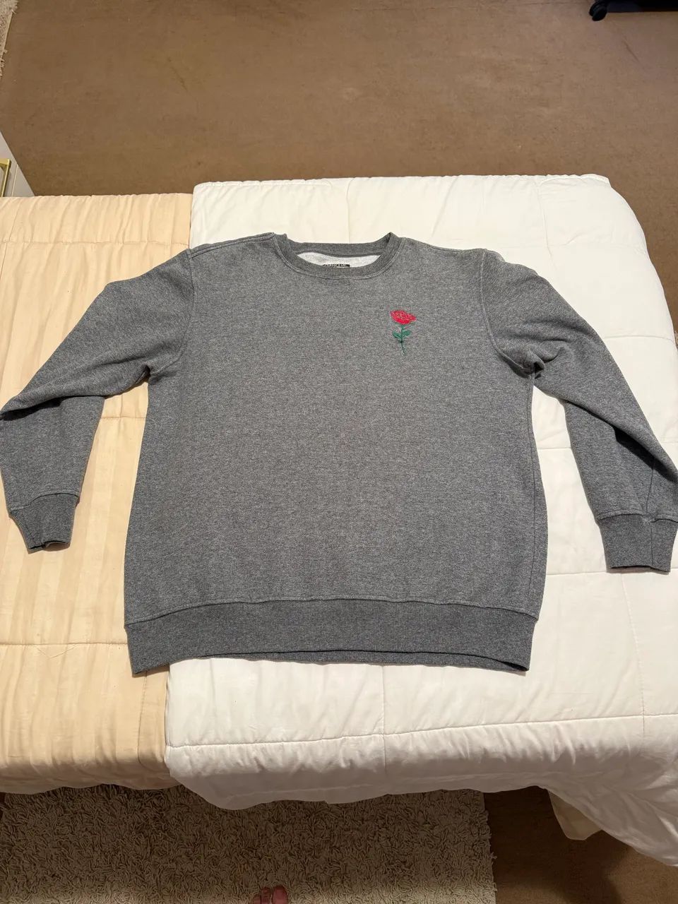 Blusa cinza com rosa vermelha M - Foto 2