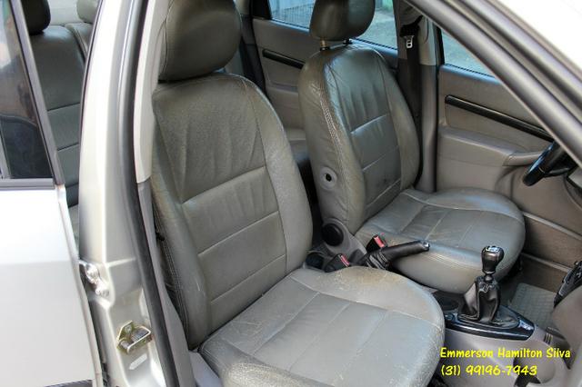 Focus Sedan Ghia 2.0 16V Flex - Foto 11