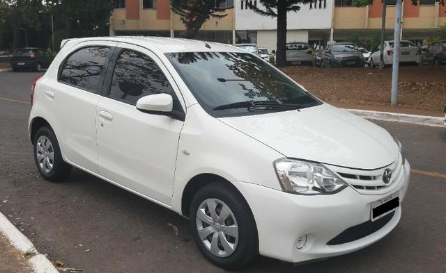 Toyota Etios 1.5 XS Hatch 2013/2014 Branco