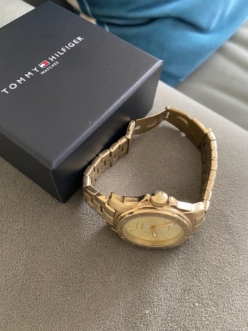 Relogio Tommy Hilfiger dourado  - Foto 2