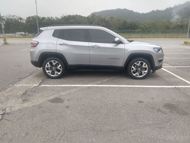 JEEP COMPASS LONGITUDE  SOM BEATS 