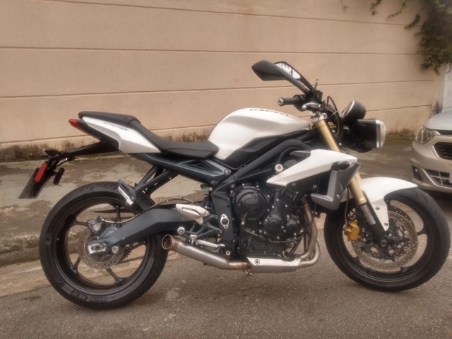 TRIUMPH STREET TRIPLE 675