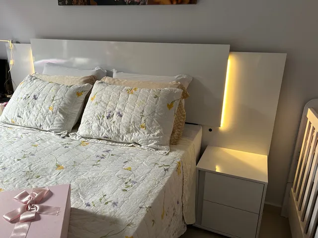 Cabeceira de Casal/Queen/King 100% MDF com 02 Prateleiras e LED