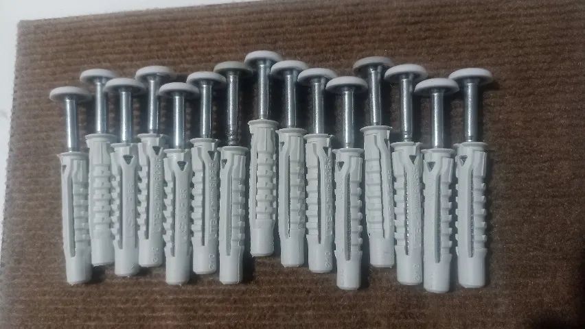 Kit 15 Parafusos para Móvel de Gatos - Foto 2