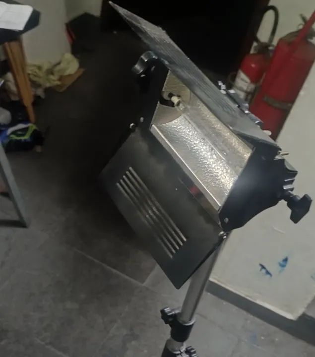 Tripé com luminária para fotos e gravações de vídeo. 