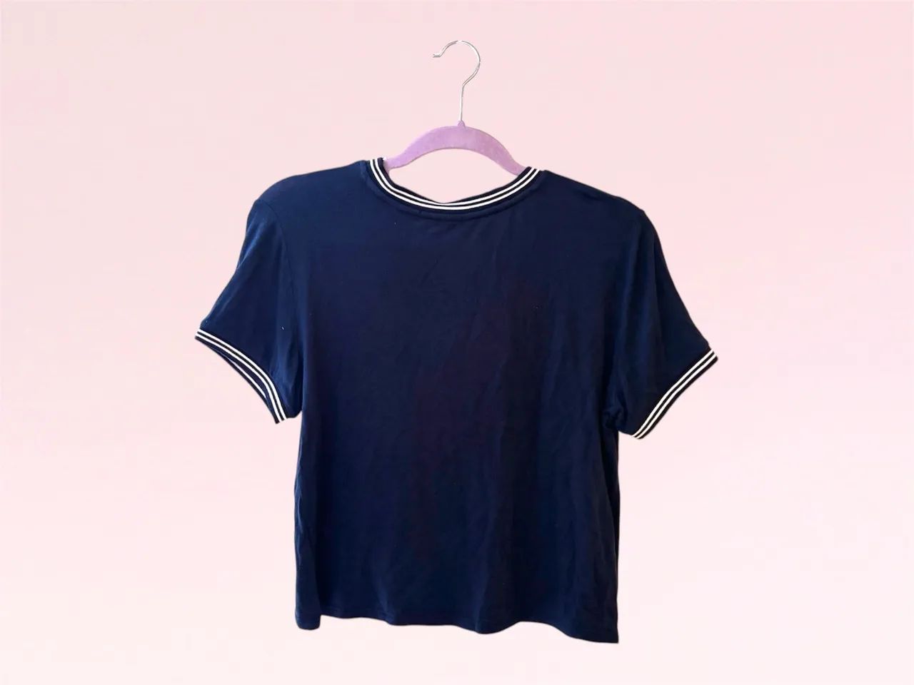 Camiseta básica azul marinho com detalhes