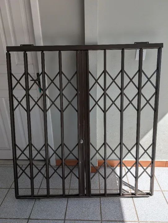 Grade pantográfica marrom