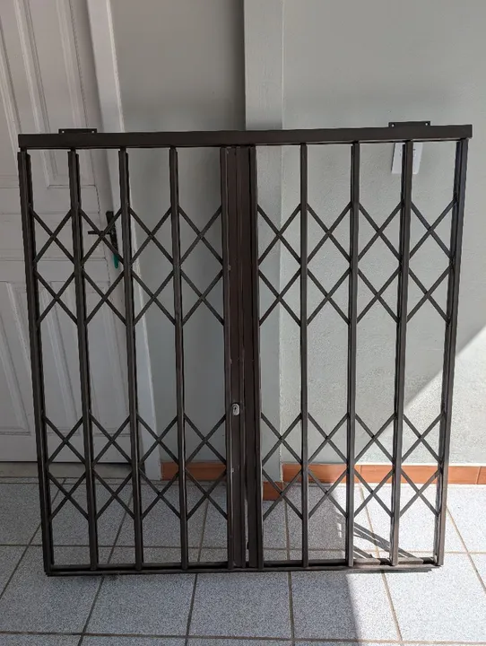 Grade pantográfica marrom