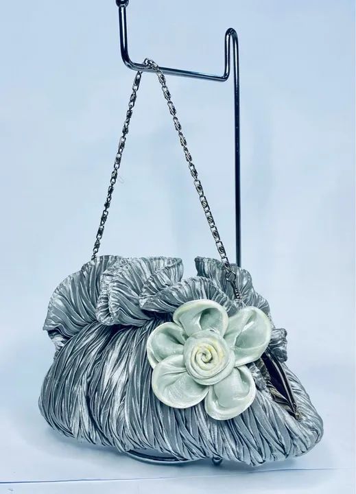 Bolsa de mão prata com flor