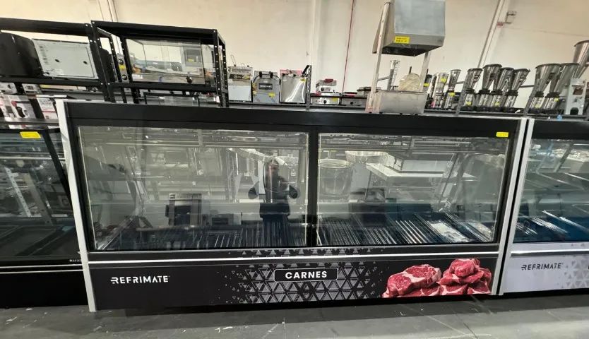 Expositor Açougue Atlantis Gancheira 3,00m Vidros frontais temperados, duplos aquecimento 