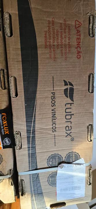 Piso vinílico autocolante novo na caixa. - Foto 2