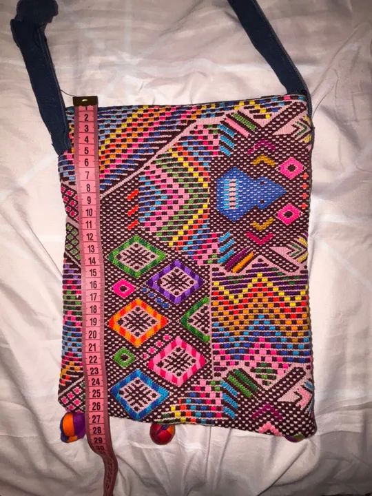 Bolsa de ombro colorida regulável com pompons - Foto 4