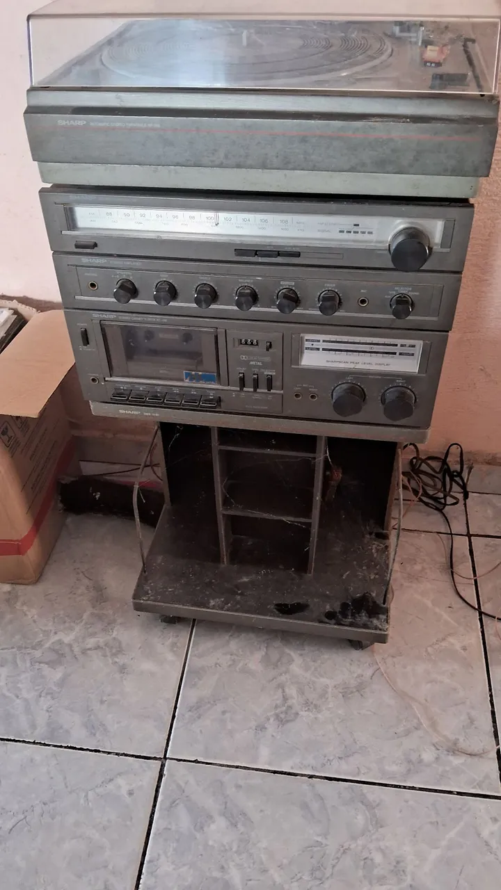 Conjunto de Som Vintage Sharp com Toca-Discos, Rádio e Fita K7