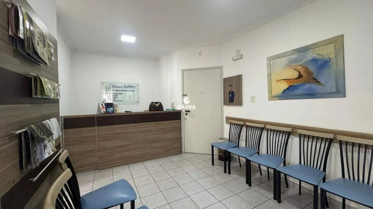 Sala comercial à venda no Gonzaga em Santos.
